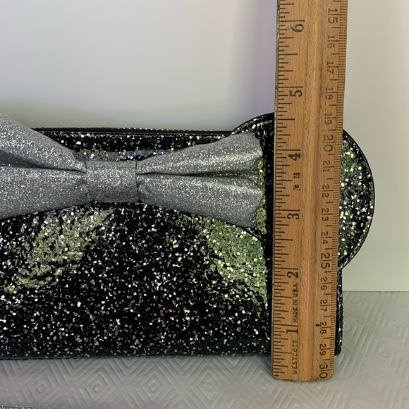 Loungefly x Disney Minnie Mouse Glitter Zip Around Sequin Wristlet Wallet - Picture 10 of 16